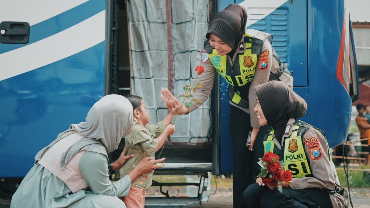 Peringati Hari Kartini, Srikandi Satlantas Polres Gresik Bagi Mawar dan Helm untuk Pemohon SIM Perempuan