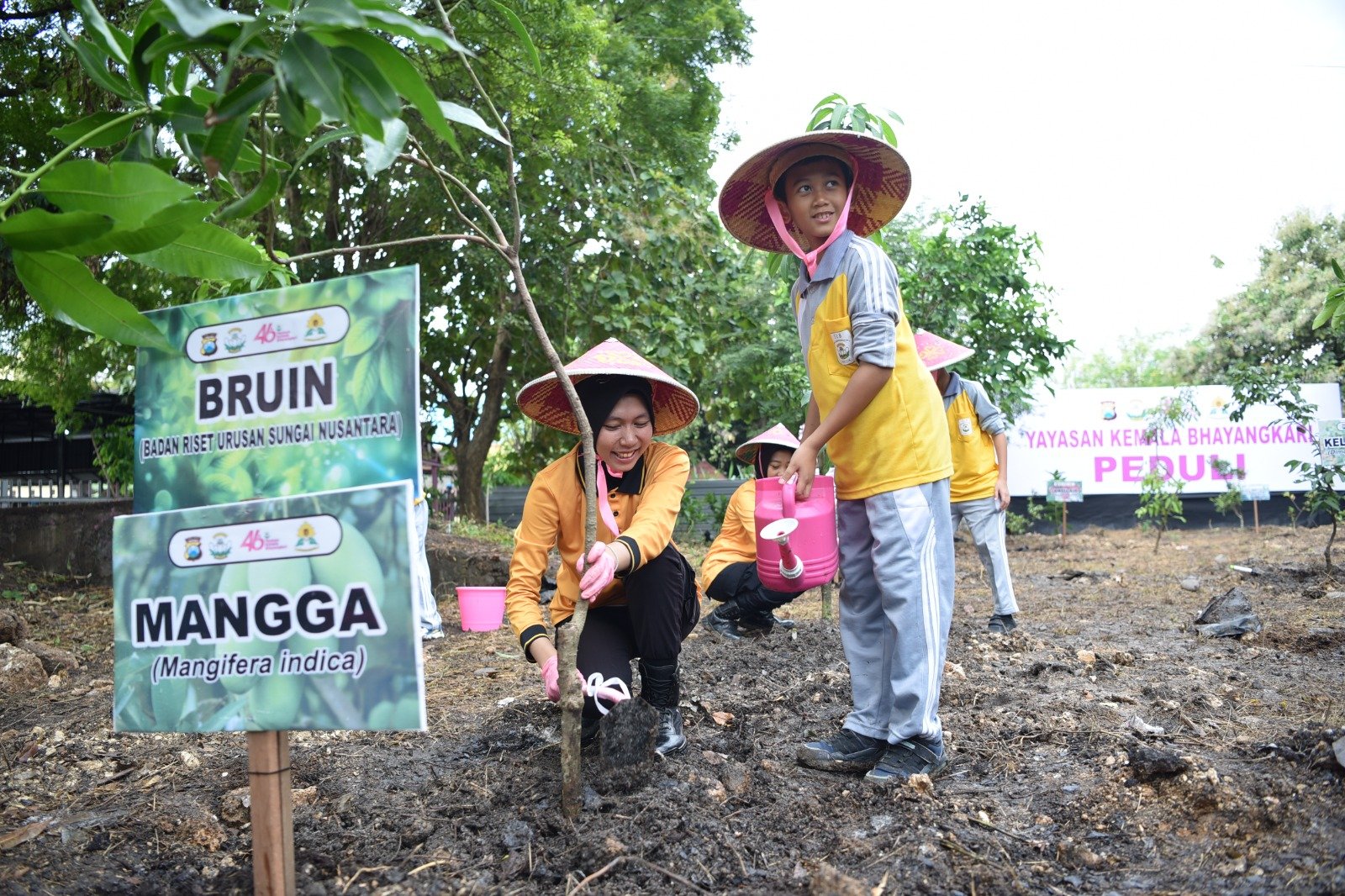 Hijaukan Gresik, Yayasan Kemala Bhayangkari Tanam Puluhan Pohon Produktif di Asrama Randuagung