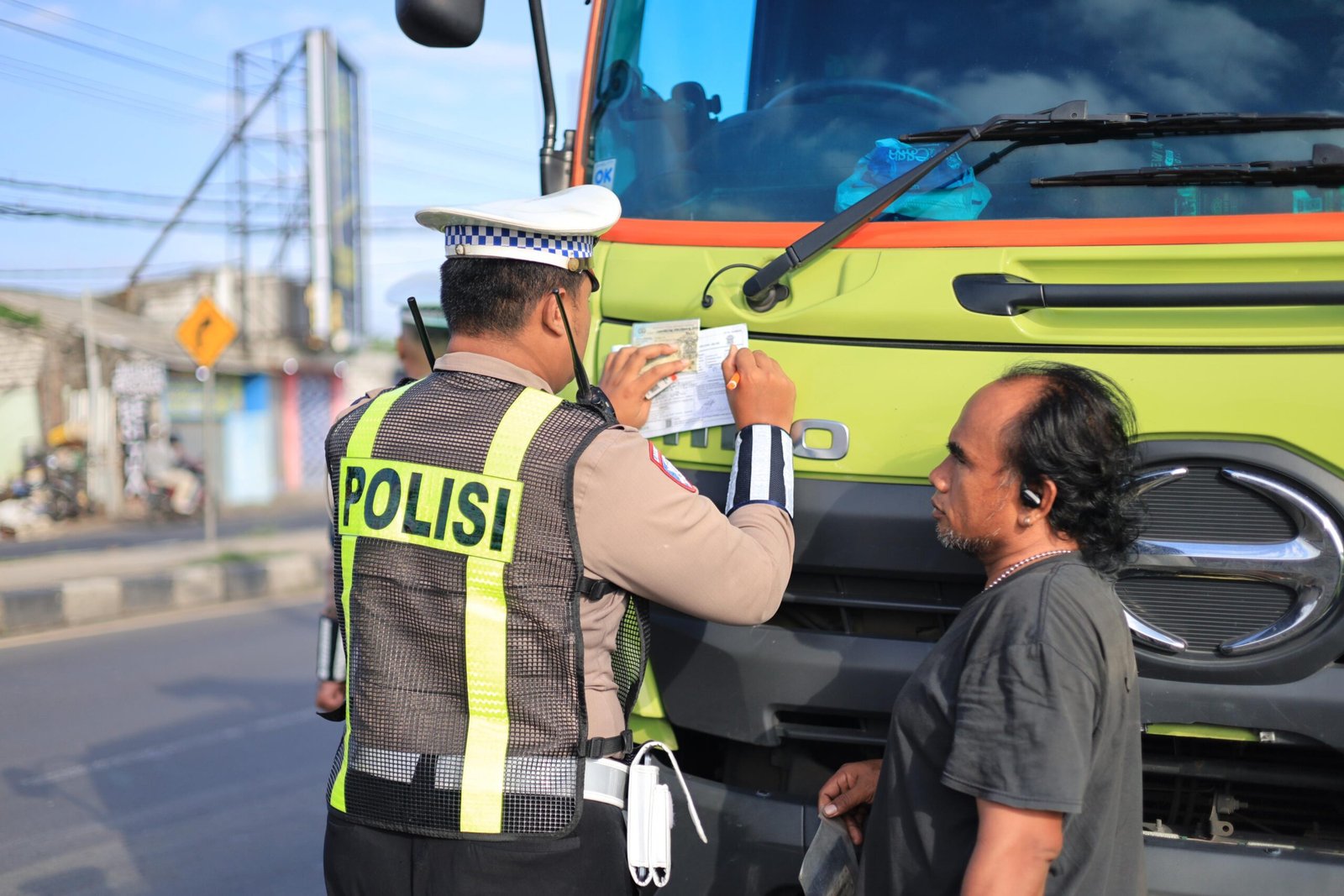 Polres Gresik Tindak Tegas Truk Nakal Langgar Jam Operasional di Pantura, Pelanggar Diputar Balik dan Diberikan Sanksi
