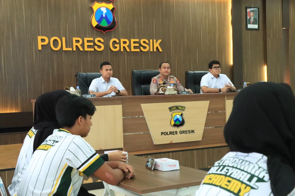 Kapolres Gresik Berangkatkan Atlet PBVSI Gresik ke Kejurnas Bolavoli U-18 2026