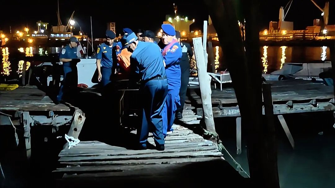 Satpolairud Polres Gresik Lakukan Pencarian 2 ABK Hilang Perahu Tenggelam