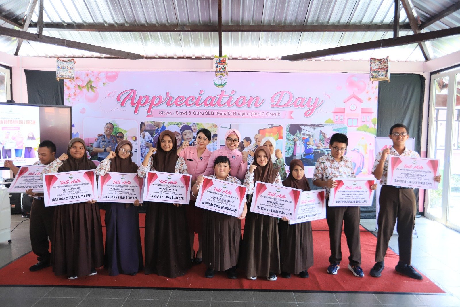 Wujud Kepedulian, Kapolres Gresik dan Ketua Bhayangkari Beri Apresiasi Guru serta Siswa Berprestasi SLB Kemala Bhayangkari 2