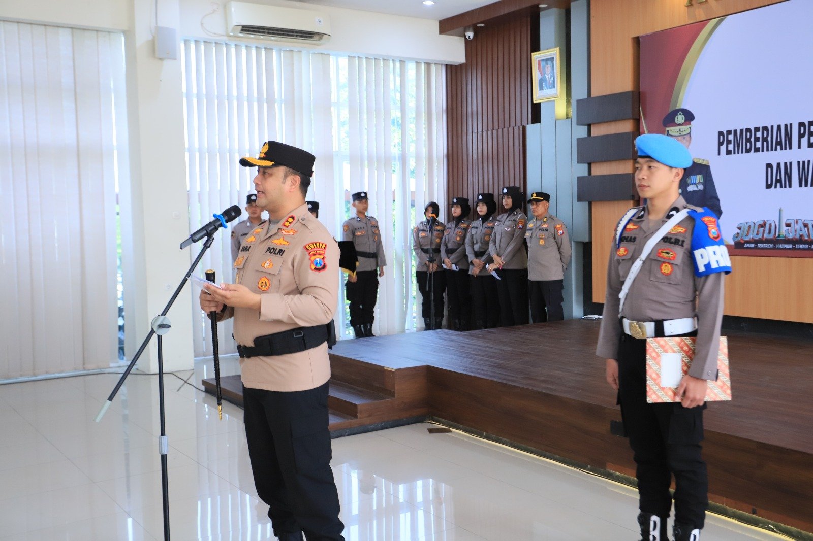 Kapolres Gresik Beri Reward Personel Berprestasi, Dorong Semangat Pengabdian dan Pelayanan