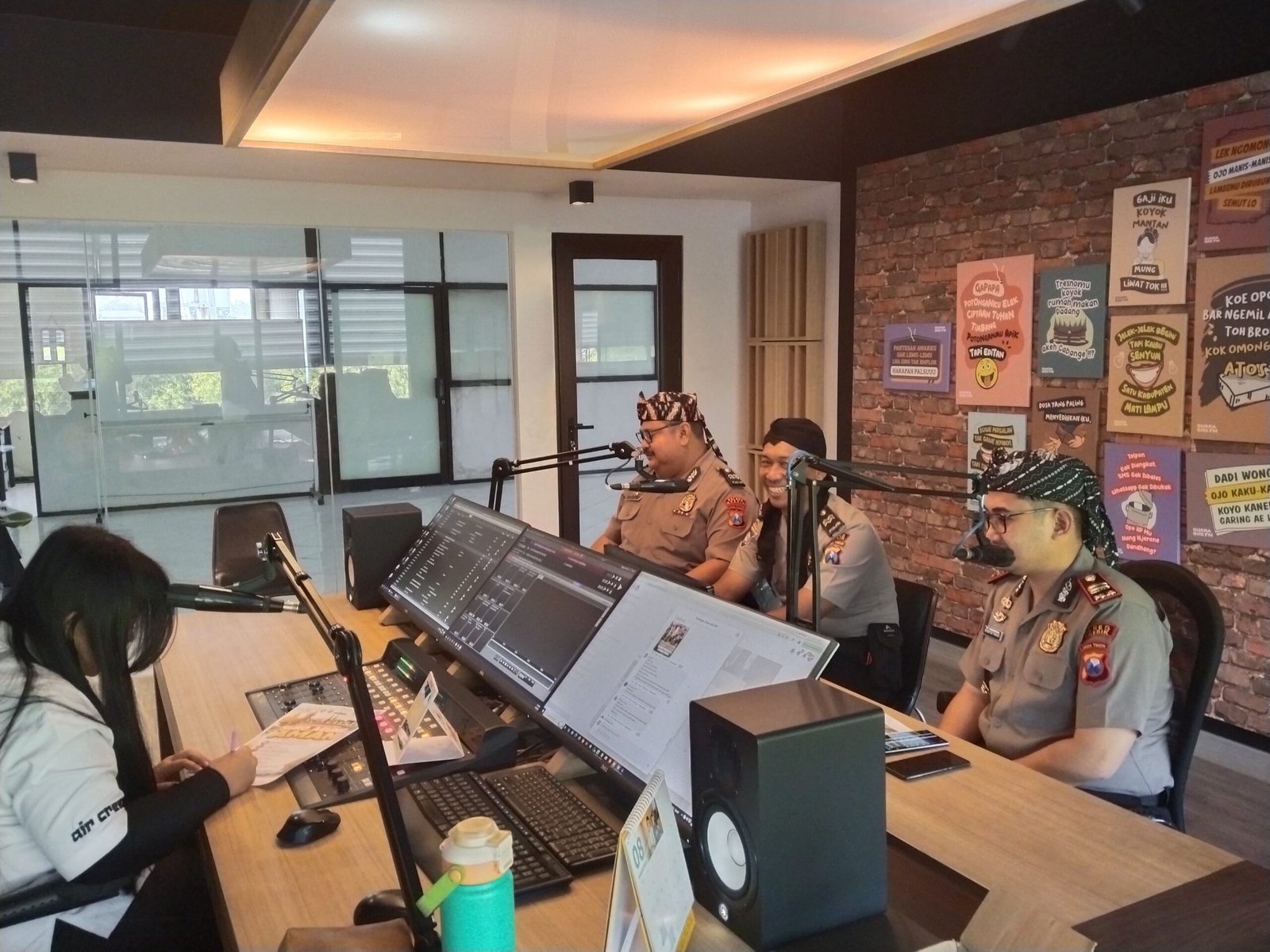 Jelang Sura Agung, Polres Gresik Gaungkan “Ayo Jogo Gresik” Lewat Siaran Interaktif di Radio Suara Giri FM