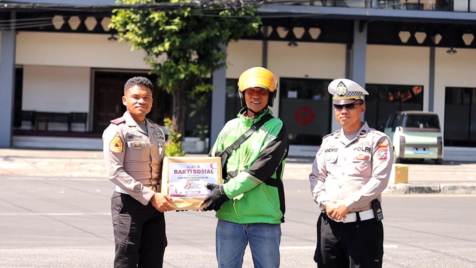 Polres Gresik Peduli Sesama, Satlantas Gelar Polantas Menyapa Salurkan Bantuan Sosial Bersama Taruna Akpol kepada Warga dan Panti Asuhan
