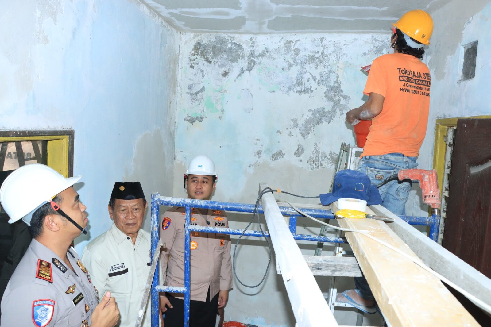 Wujud Kepedulian HUT Bhayangkara ke-80, Polres Gresik Bedah Rumah Purnawirawan Polri di Driyorejo