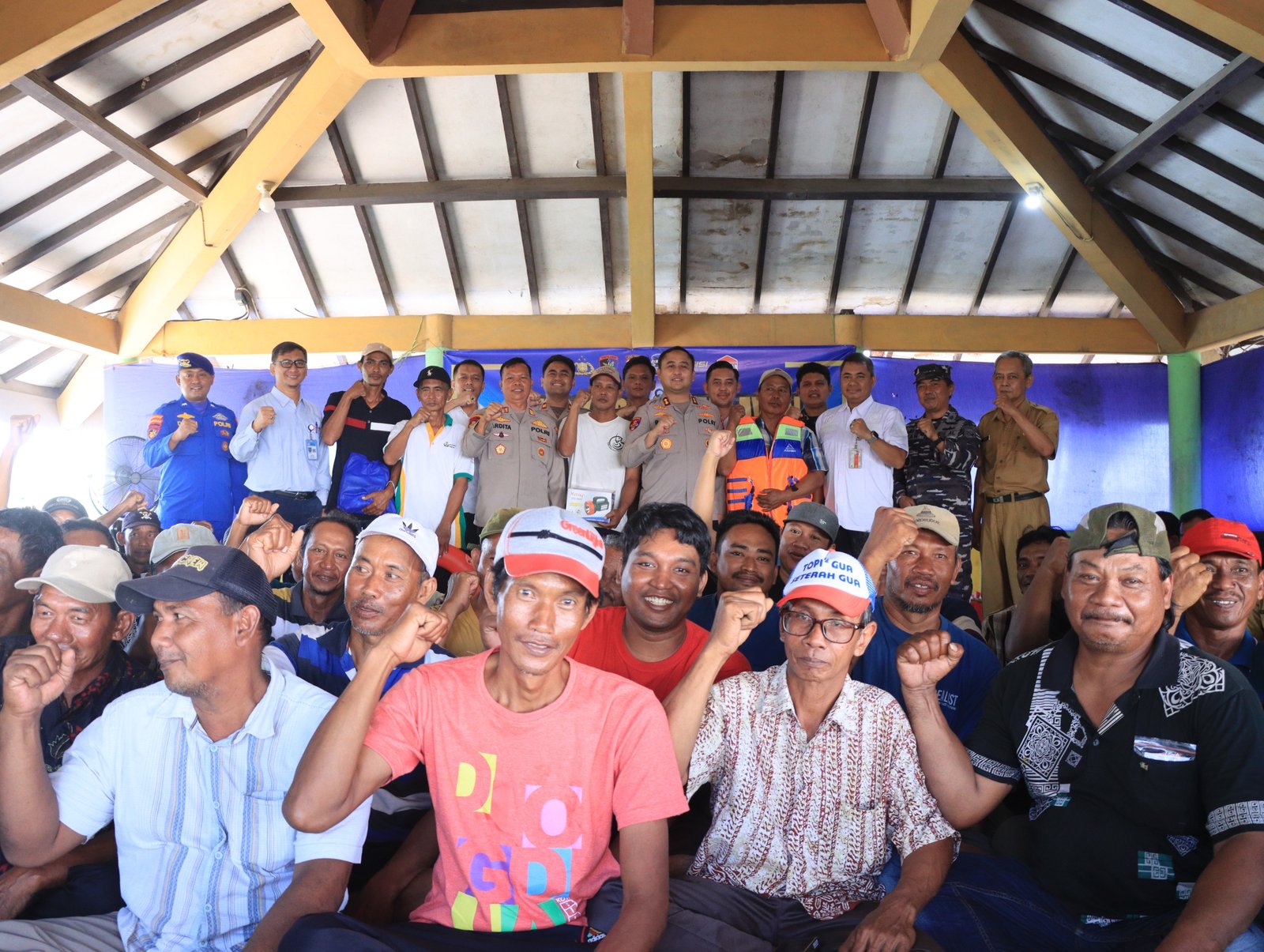 Dengar Aspirasi Nelayan Pesisir, Kapolres Gresik Gelar Jangkar, Bakti Kesehatan dan Salurkan Bantuan Keselamatan Laut