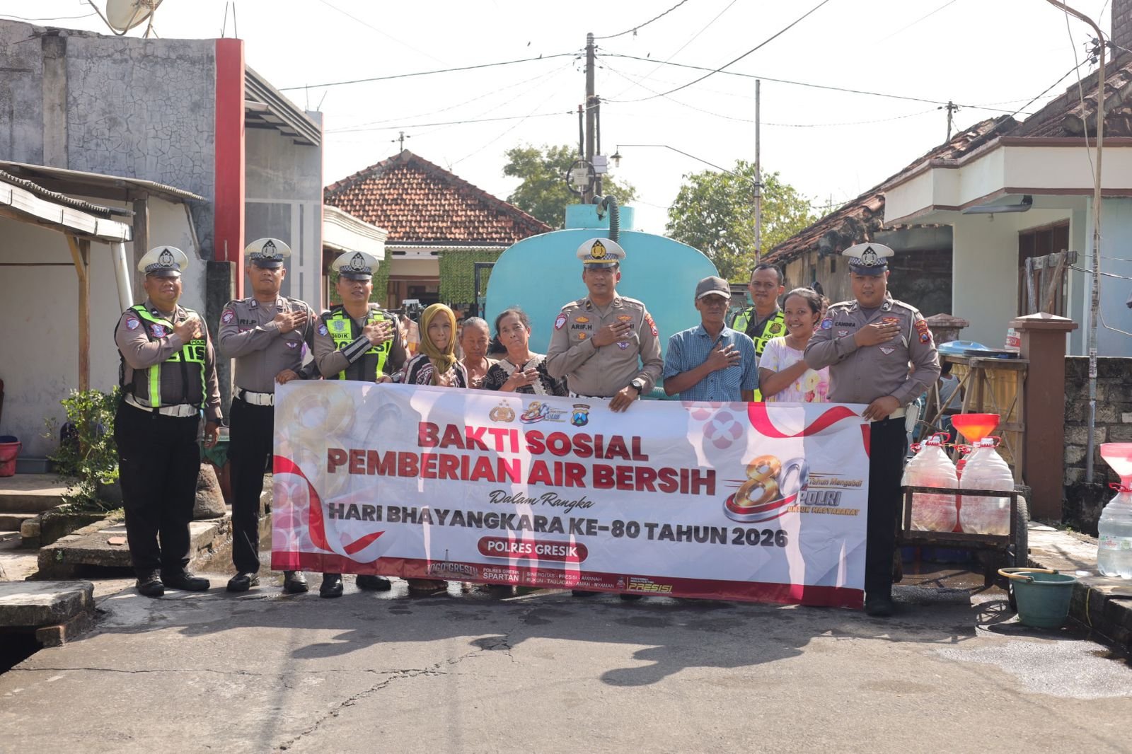 Polres Gresik Salurkan Air Bersih untuk Warga Duduk Sampeyan Sambut HUT Bhayangkara ke-80