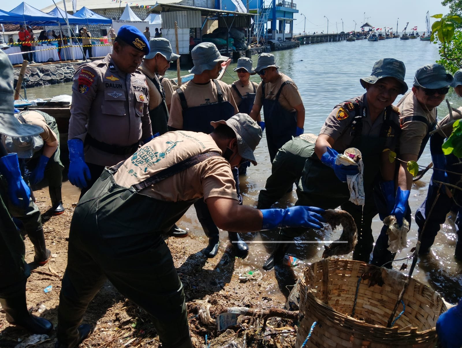 Peringati Hari Lingkungan Hidup Sedunia 2026, Polres Gresik Ikut Aksi Bersih Pantai Bersama PT Freeport Indonesia di Bungah