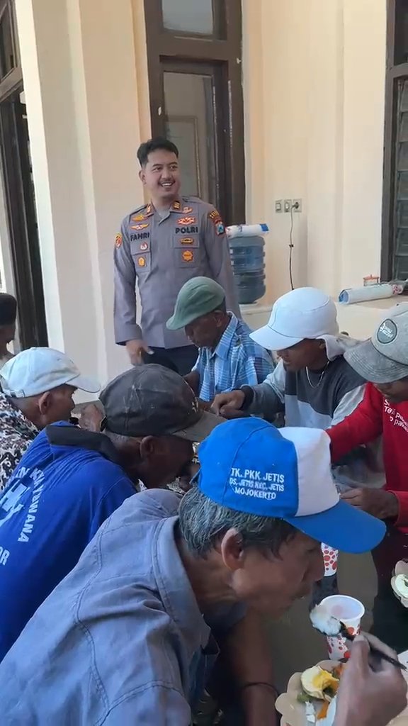 Polsek Wringinanom Pererat Silaturahmi Dengan Berbagi Keberkahan