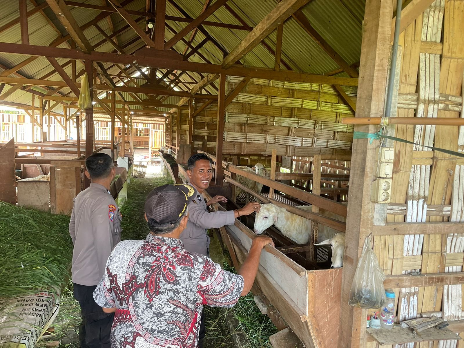 Dukung Swasembada Pangan, Polsek Manyar Monitoring Peternakan Kambing Warga Peganden