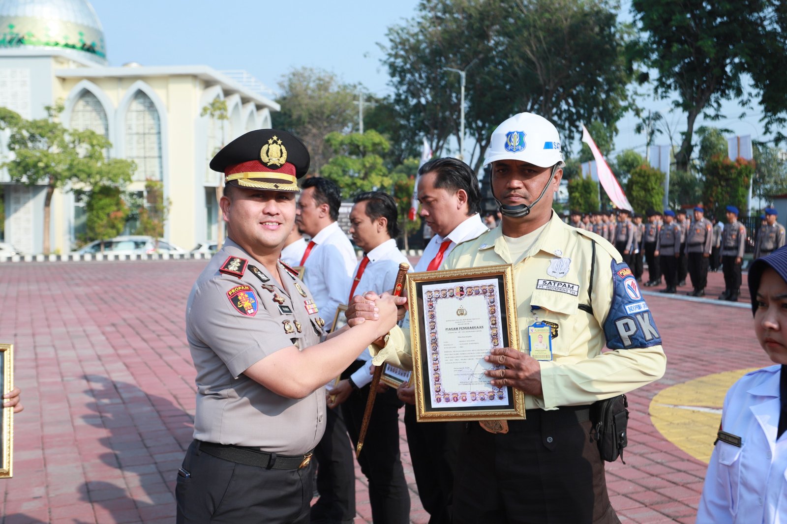 Polres Gresik Beri Reward kepada Personel Berprestasi dan Warga, Perkuat Sinergi Pamswakarsa