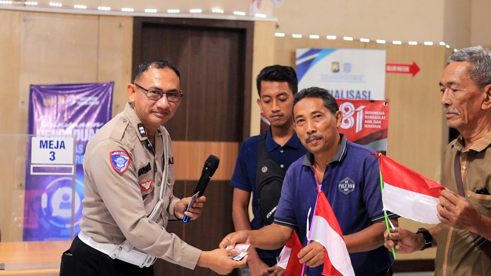 Senyum 17 Warga Kelahiran 17 Agustus Dapat Layanan SIM Gratis Dari Satlantas Polres Gresik