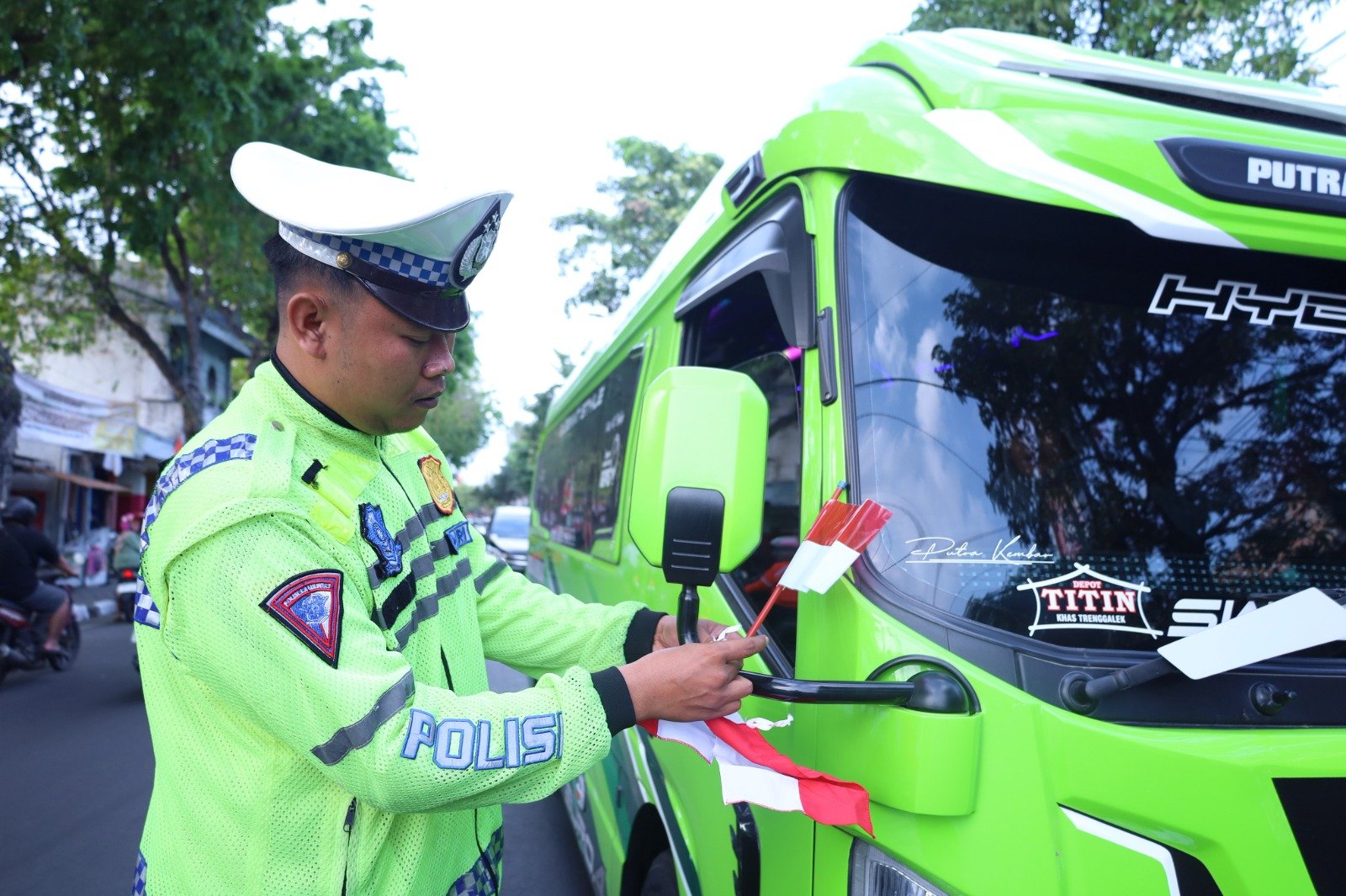 Ratusan Bendera Merah Putih Dibagikan Polres Gresik, Senyum Pengendara Warnai Simpang Empat Sentolang
