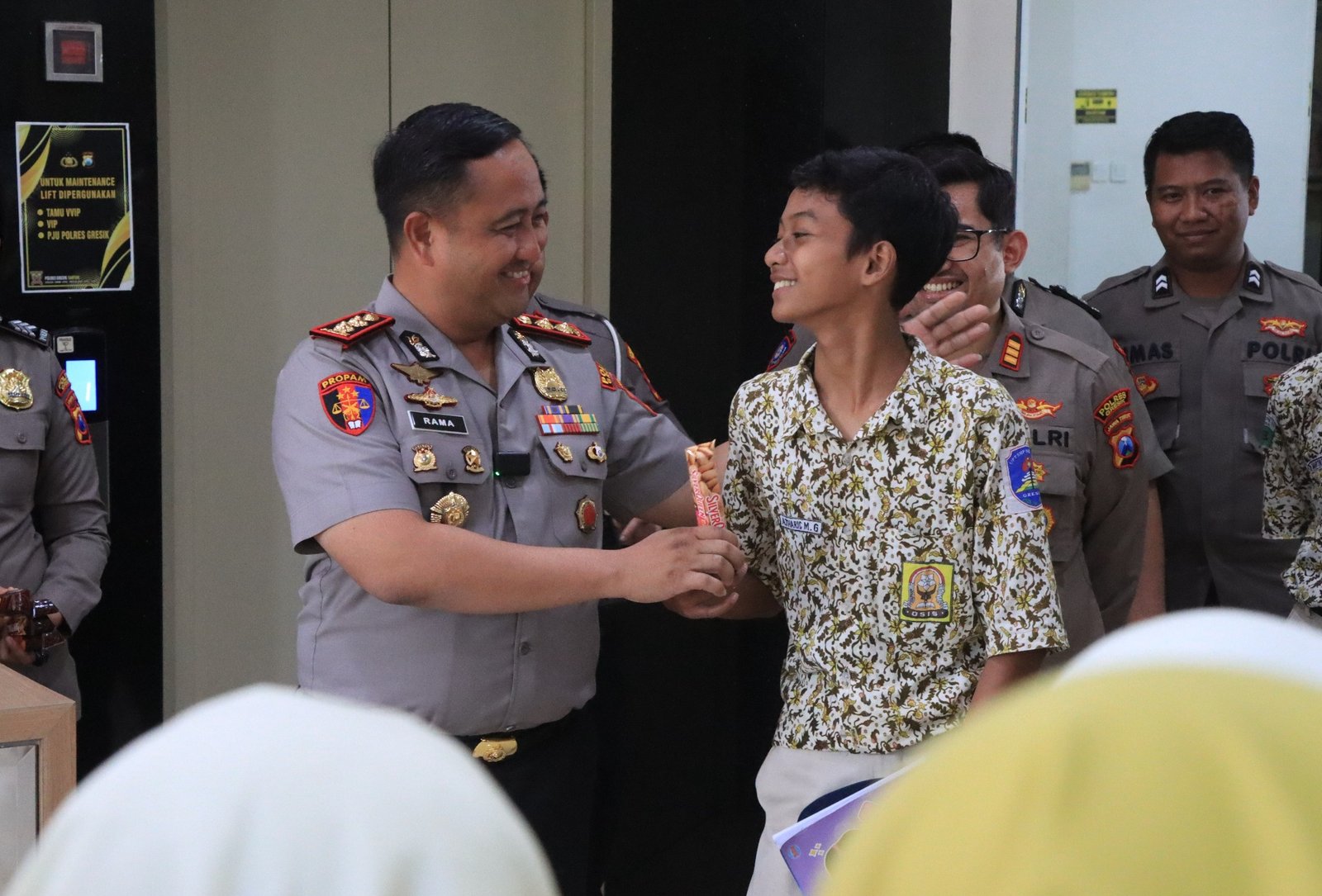 Kapolres Gresik Sambut Hangat Puluhan Pelajar SMPN 22, Ajak Pelajar Jauhi Bullying dan Bijak Gunakan Smartphone