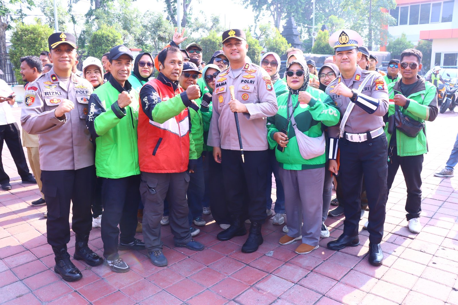 Peringati Hari Lalu Lintas Bhayangkara Ke-71, Polres Gresik Gelar Apel Bersama Relawan Ambulans dan Ojol