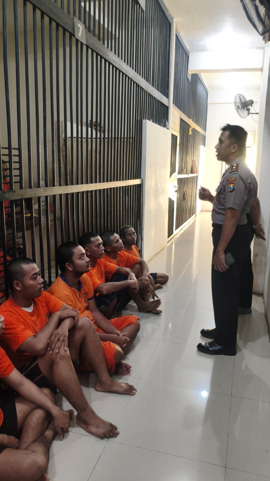 Wakapolres Gresik Cek Langsung Rutan Sat Tahti, Pastikan Keamanan dan Kondisi Tahanan