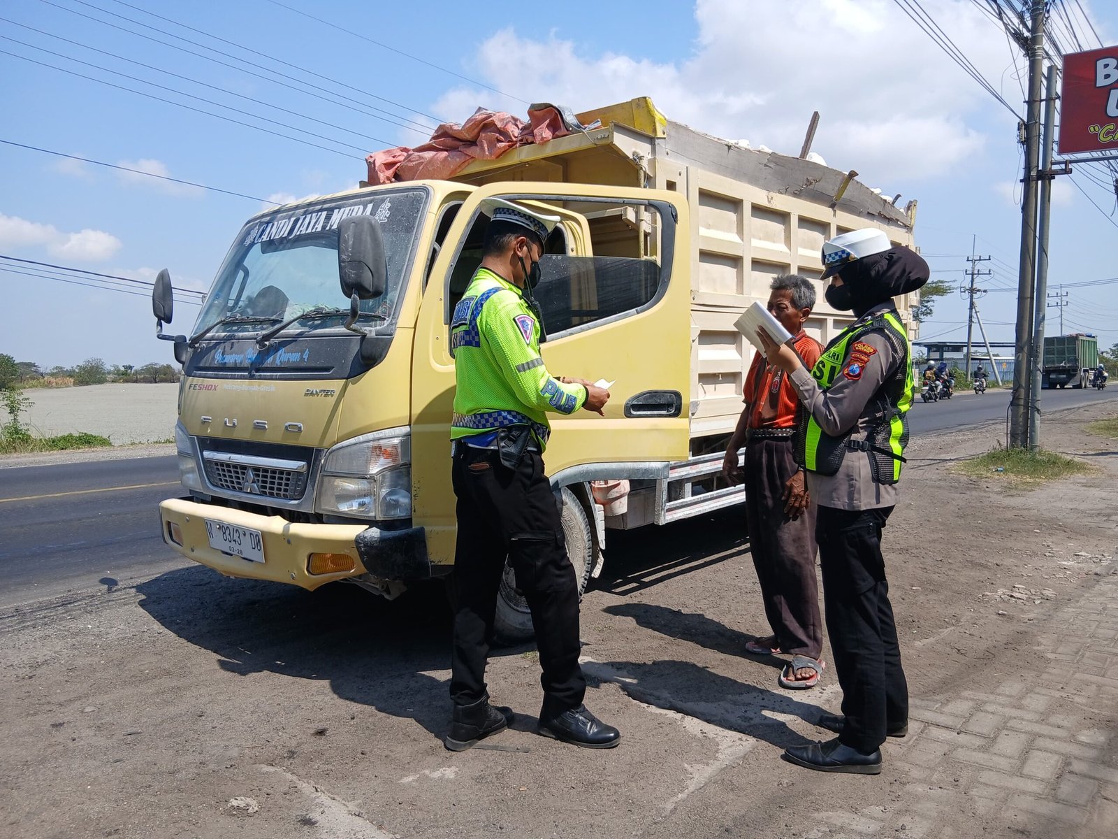 Satlantas Polres Gresik Tindak Tegas Truk Tanpa Terpal di Jalan Raya Pantura Gresik