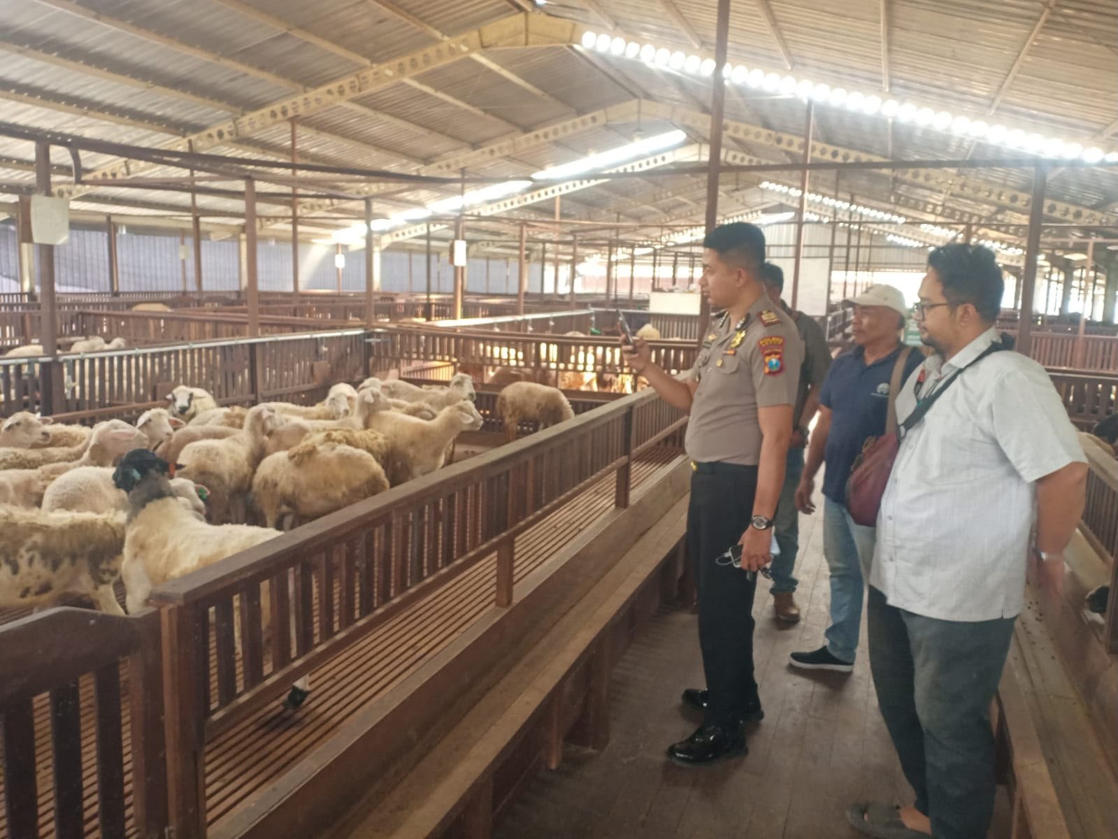 Dukung Swasembada Pangan, Polsek Kedamean Pantau Peternakan Kambing di Sidoraharjo