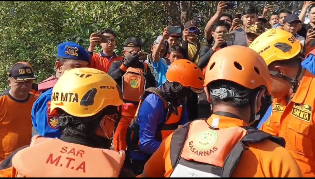Satpolairud Polres Gresik Bersama Tim Gabungan Evakuasi Korban Tenggelam di Kalimireng