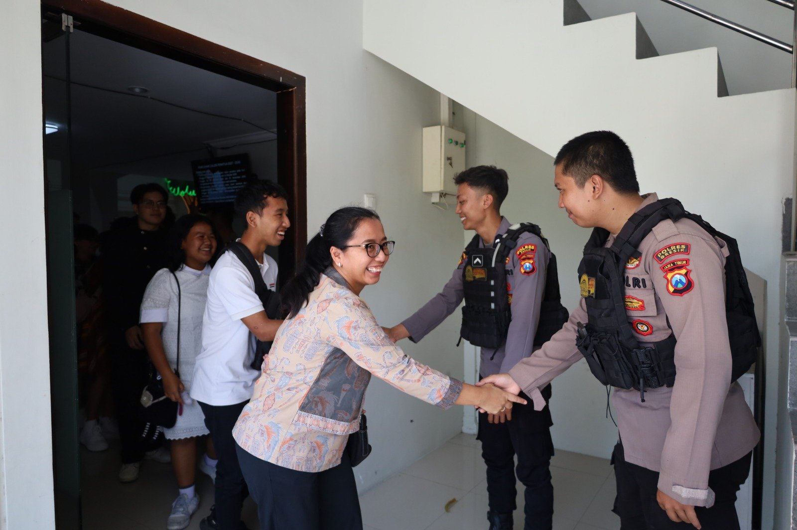 Jaga Suasana Ibadah Tetap Nyaman, Polres Gresik Sapa Jemaat dan Perkuat Silaturahmi