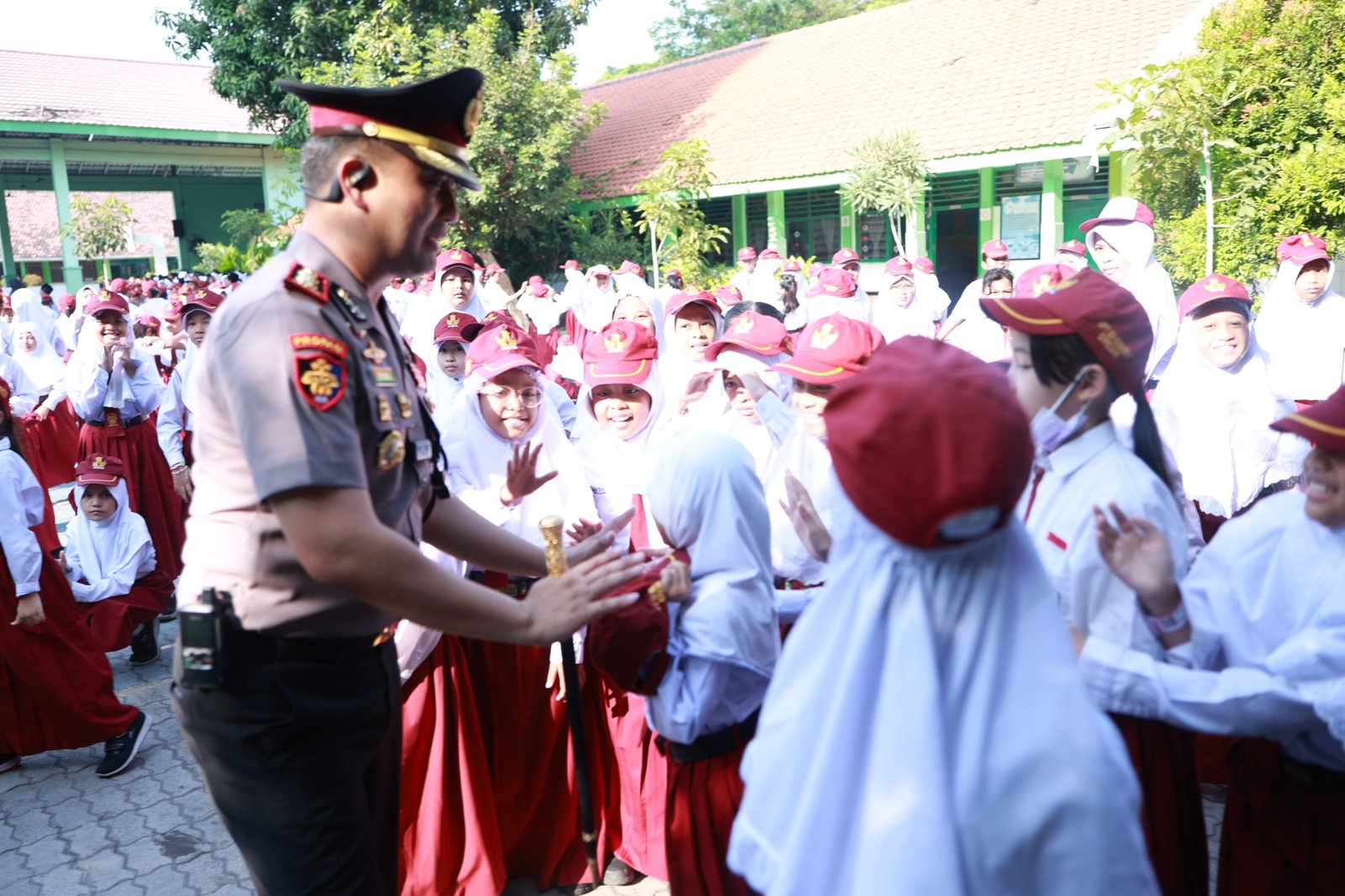 Polisi bersama Masyarakat, Kapolres Gresik Sambangi Siswa SD Negeri 6 Gresik