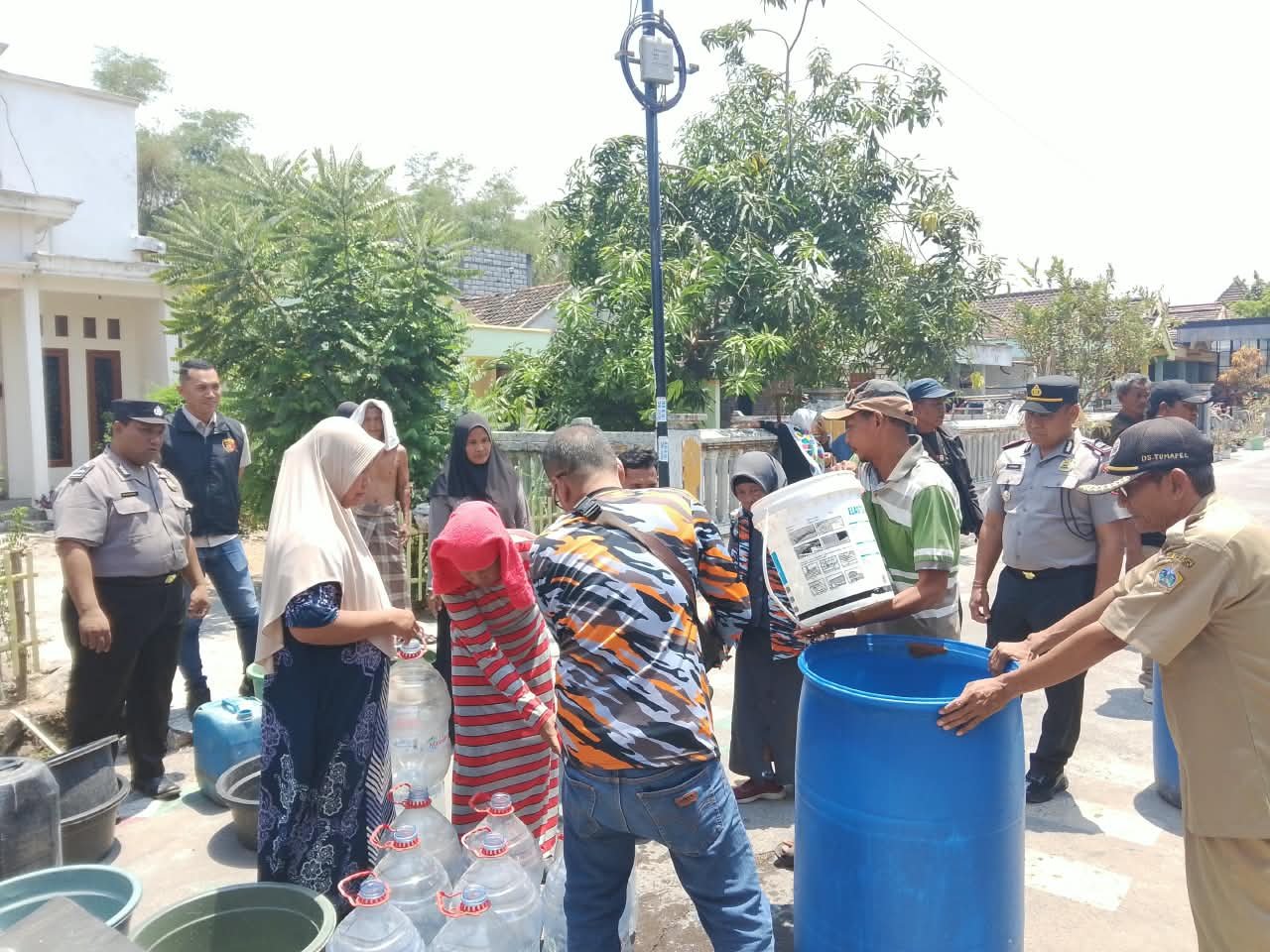 Polisi Bersama Masyarakat, Polsek Duduksampeyan Salurkan Air Bersih untuk Warga Tumapel