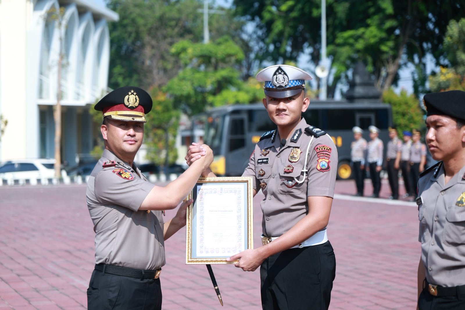 Selamatkan Korban Pengeroyokan hingga Raih Prestasi, 3 Polisi Gresik Terima Penghargaan