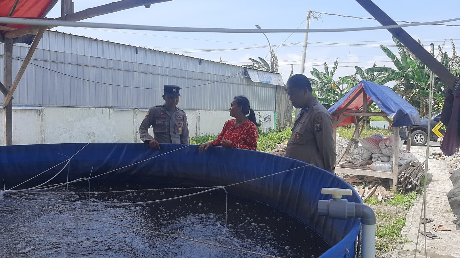 Tindak Lanjuti Arahan Kapolda Jatim, Polsek Kebomas Pantau Kolam Ikan Desa Prambangan