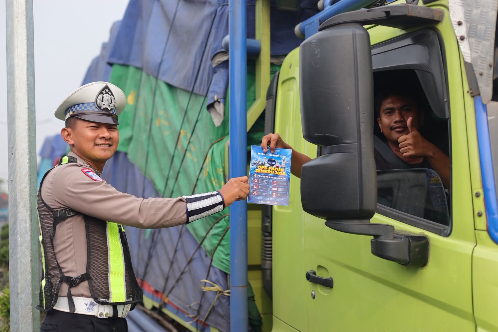 Ops Patuh Semeru 2026, Satlantas Polres Gresik Bagikan Cokelat kepada Pengendara di Exit Tol Kebomas Gresik